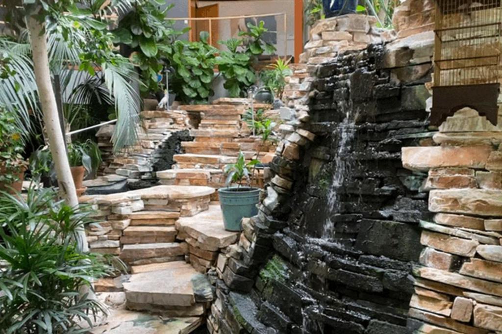 Roundhouse Grotto Bed & Breakfast YYC Eksteriør bilde